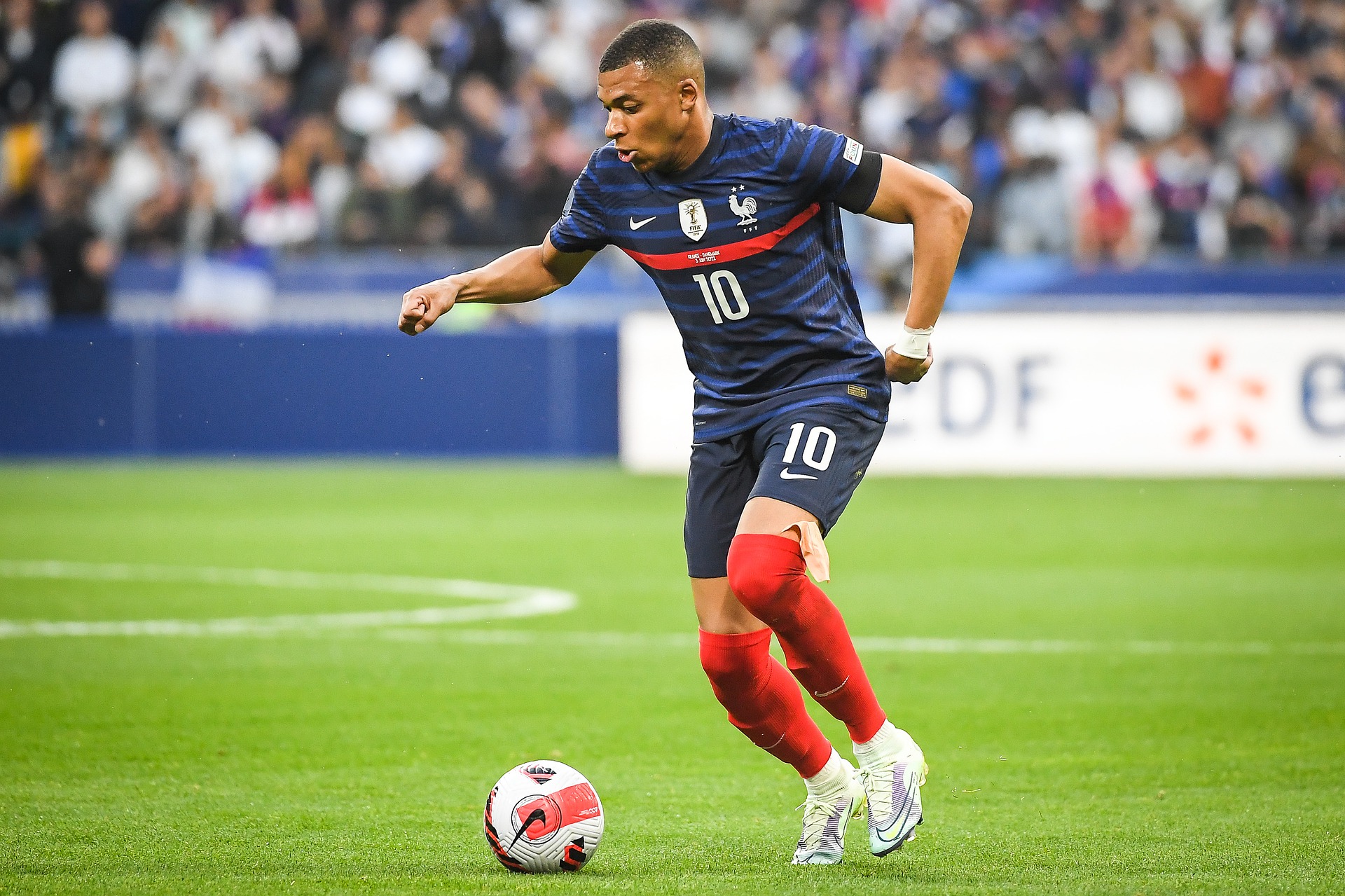 Nejdražší fotbalista Kylian Mbappé vydělá týdně skoro 42 milionů korun - FocusOn